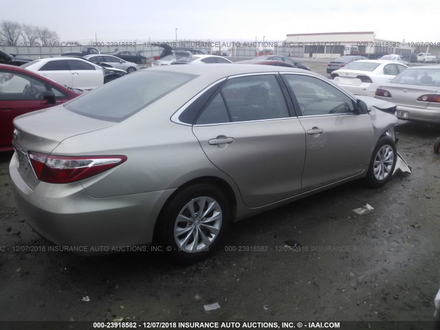 4T1BF1FK5HU787114 - 2017 TOYOTA CAMRY LE/XLE/SE/XSE შამპანური ფოტო 4