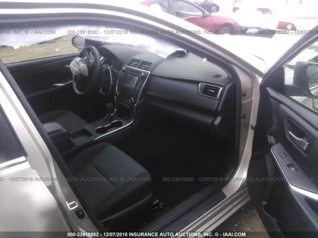 4T1BF1FK5HU787114 - 2017 TOYOTA CAMRY LE/XLE/SE/XSE შამპანური ფოტო 5