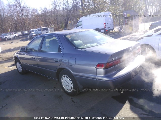 JT2BG22K5W0159063 - 1998 TOYOTA CAMRY CE/LE/XLE GRAY photo 3