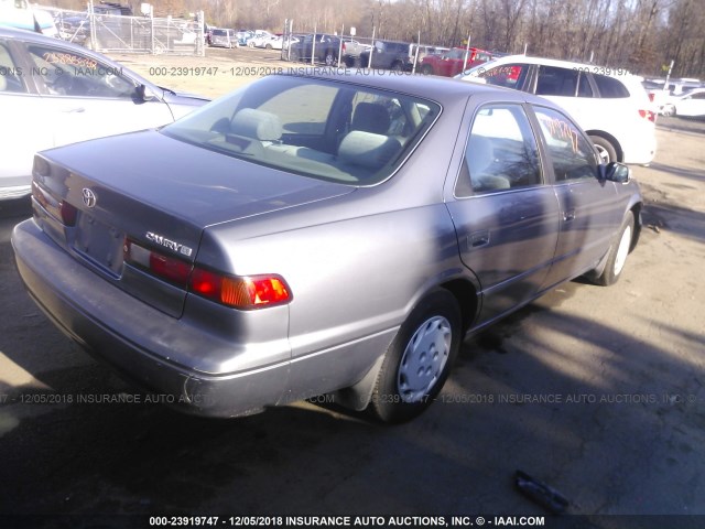 JT2BG22K5W0159063 - 1998 TOYOTA CAMRY CE/LE/XLE GRAY photo 4