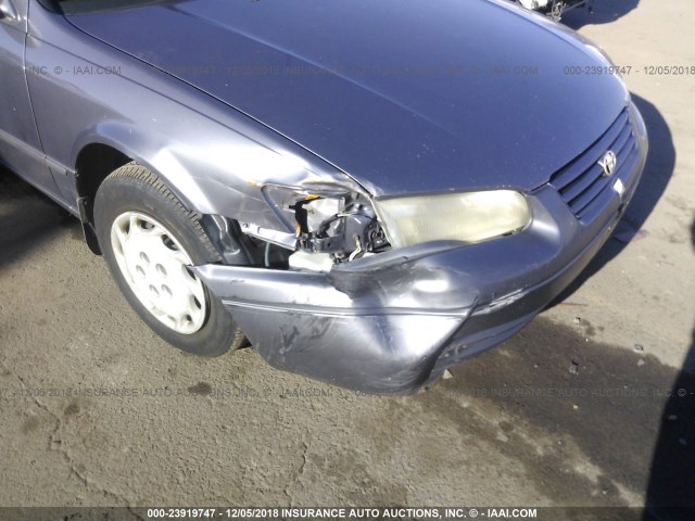 JT2BG22K5W0159063 - 1998 TOYOTA CAMRY CE/LE/XLE GRAY photo 6