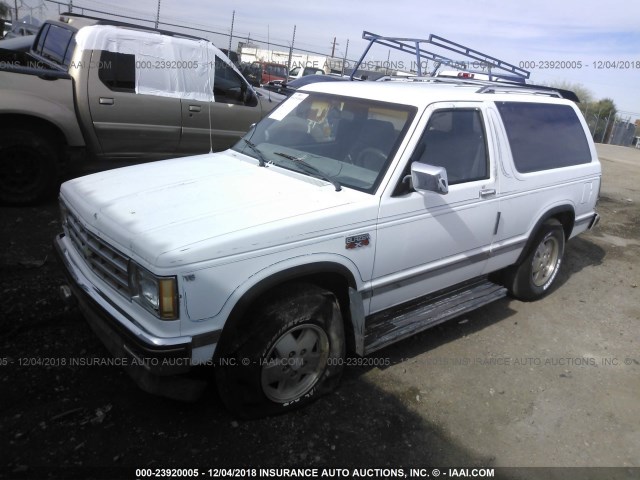 1G8CT18B2D8175304 - 1983 CHEVROLET BLAZER S10 WHITE photo 2