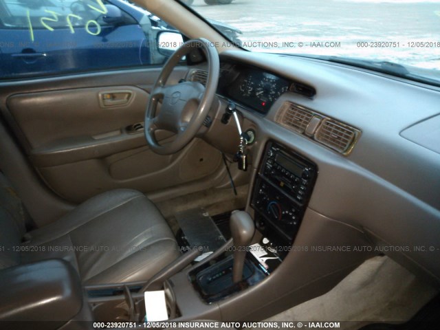 4T1BF22KX1U117236 - 2001 TOYOTA CAMRY LE/XLE BLACK photo 5