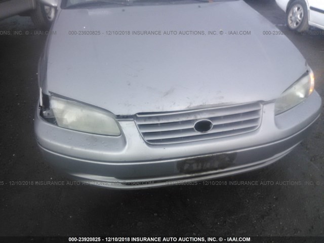 JT2BG22K9V0029589 - 1997 TOYOTA CAMRY LE/XLE GRAY photo 6