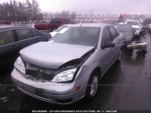 1FAFP34N85W289118 - 2005 FORD FOCUS ZX4 SILVER photo 2