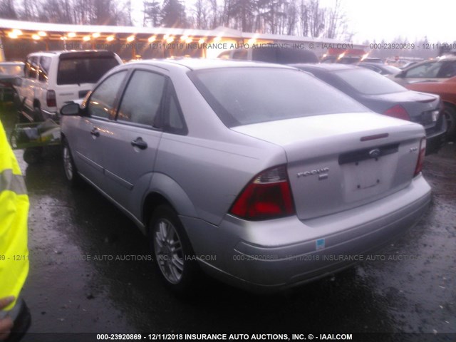 1FAFP34N85W289118 - 2005 FORD FOCUS ZX4 SILVER photo 3