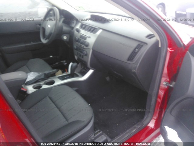 1FAHP35N48W299656 - 2008 FORD FOCUS SE/SEL/SES RED photo 5