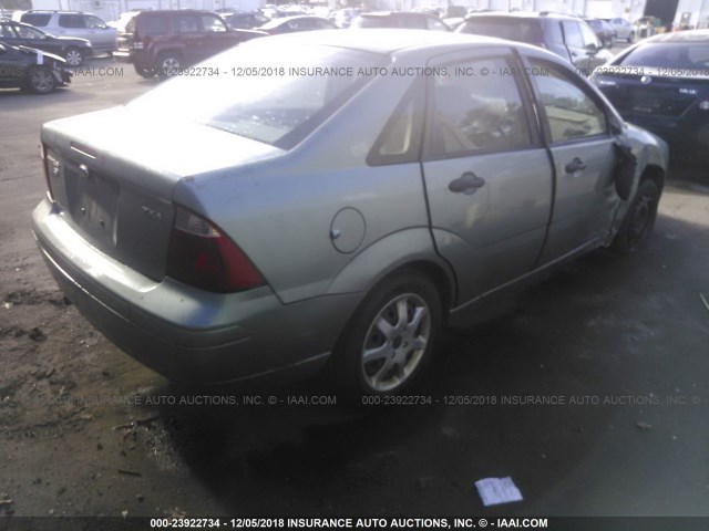 1FAHP34N85W266723 - 2005 FORD FOCUS ZX4 BLUE photo 4