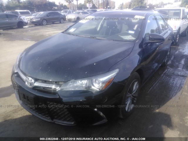 4T1BF1FK2HU813023 - 2017 TOYOTA CAMRY LE/XLE/SE/XSE BLACK photo 2