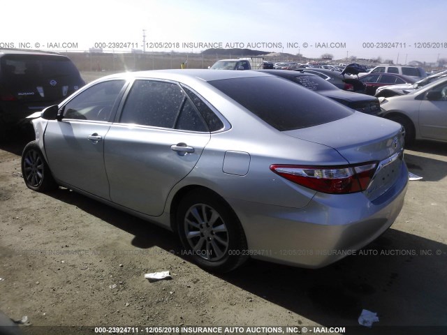 4T4BF1FK6FR504075 - 2015 TOYOTA CAMRY LE/XLE/SE/XSE SILVER photo 3