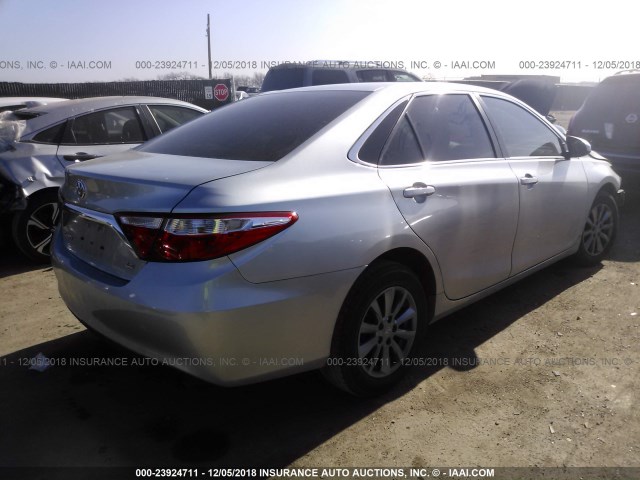 4T4BF1FK6FR504075 - 2015 TOYOTA CAMRY LE/XLE/SE/XSE SILVER photo 4