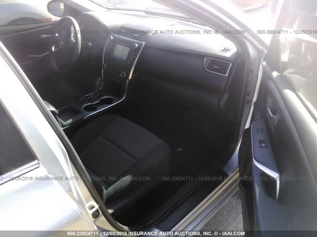 4T4BF1FK6FR504075 - 2015 TOYOTA CAMRY LE/XLE/SE/XSE SILVER photo 5