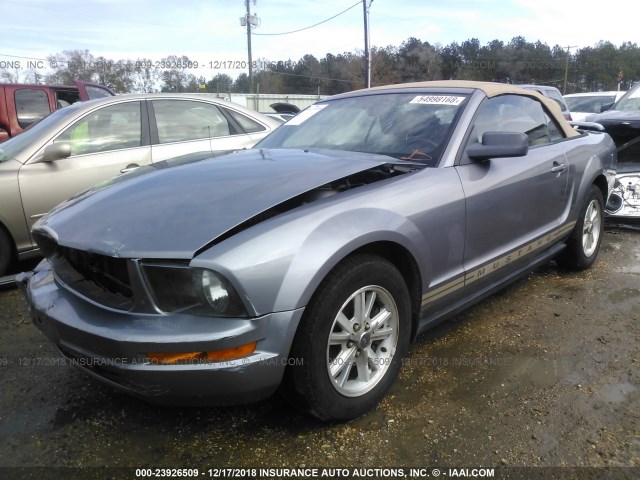 1ZVFT84N965174731 - 2006 FORD MUSTANG SILVER photo 2