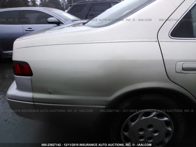 JT2BG22K0V0071200 - 1997 TOYOTA CAMRY LE/XLE 金色 照片 6