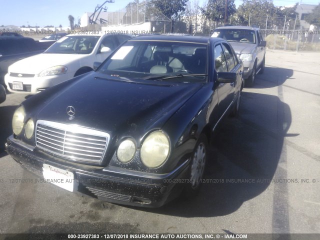 WDBJF65F2WA651568 - 1998 MERCEDES-BENZ E 320 BLACK photo 2