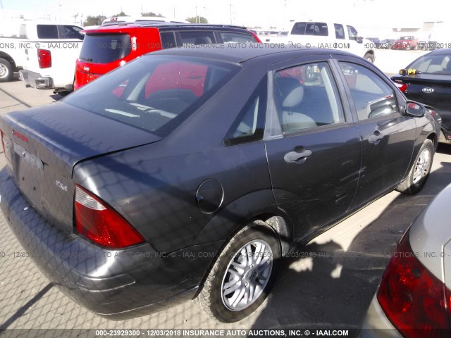 1FAFP34N46W228429 - 2006 FORD FOCUS ZX4 GRAY photo 4