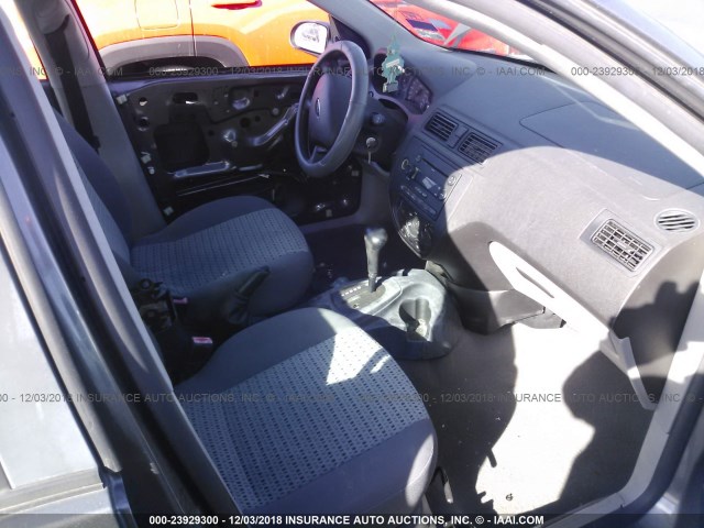 1FAFP34N46W228429 - 2006 FORD FOCUS ZX4 GRAY photo 5