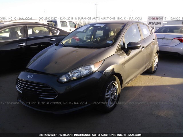 3FADP4EJ9HM130735 - 2017 FORD FIESTA SE GRAY photo 2