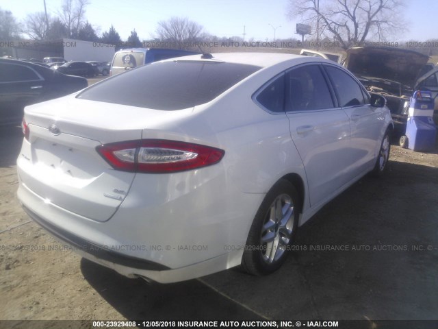 3FA6P0HR3DR243578 - 2013 FORD FUSION SE WHITE photo 4