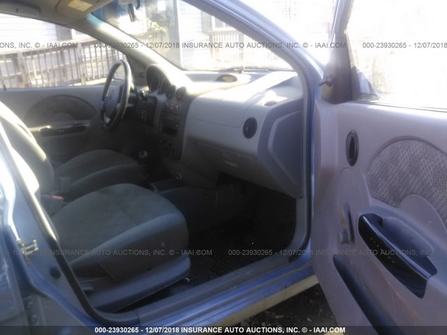 KL1TD52684B234775 - 2004 CHEVROLET AVEO BLUE photo 5