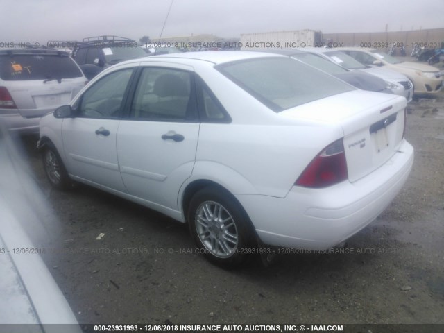 1FAFP34NX7W183109 - 2007 FORD FOCUS ZX4/S/SE/SES WHITE photo 3