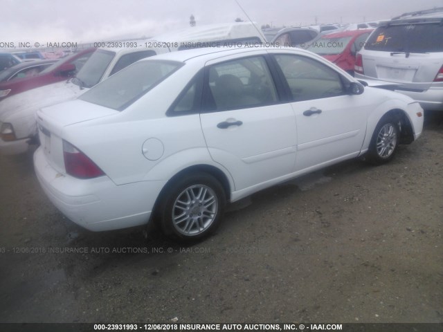 1FAFP34NX7W183109 - 2007 FORD FOCUS ZX4/S/SE/SES WHITE photo 4