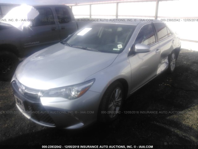 4T1BF1FK5GU508470 - 2016 TOYOTA CAMRY LE/XLE/SE/XSE SILVER photo 2