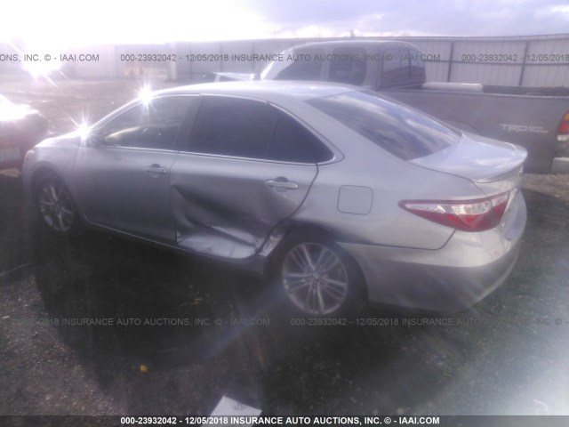 4T1BF1FK5GU508470 - 2016 TOYOTA CAMRY LE/XLE/SE/XSE SILVER photo 3