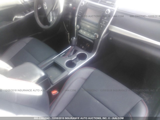 4T1BF1FK5GU508470 - 2016 TOYOTA CAMRY LE/XLE/SE/XSE SILVER photo 5