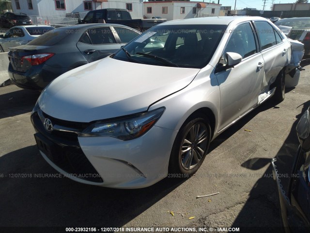 4T1BF1FK2GU129149 - 2016 TOYOTA CAMRY LE/XLE/SE/XSE WHITE photo 2