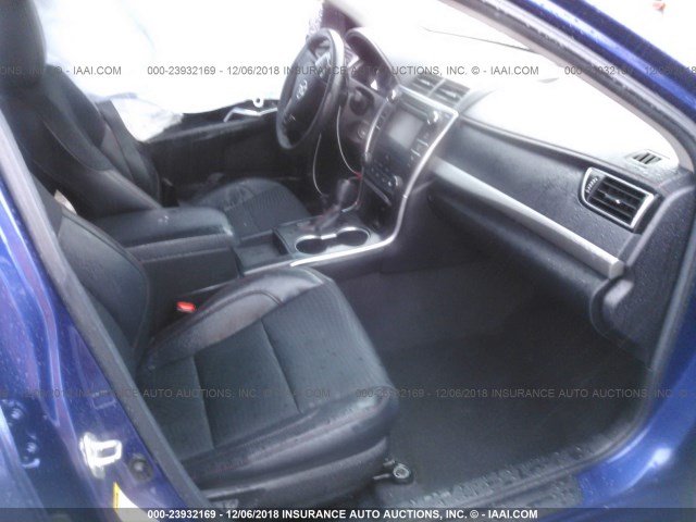 4T1BF1FK0FU941029 - 2015 TOYOTA CAMRY LE/XLE/SE/XSE BLUE photo 5