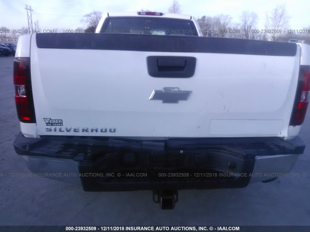 1GCHC29K87E585059 - 2007 CHEVROLET SILVERADO C2500 HEAVY DUTY WHITE photo 6