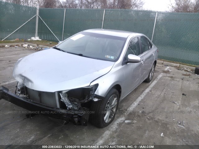 4T1BF1FK8FU070073 - 2015 TOYOTA CAMRY LE/XLE/SE/XSE GRAY photo 2