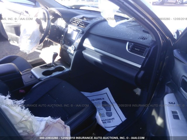 4T1BF1FK0EU342453 - 2014 TOYOTA CAMRY L/SE/LE/XLE 深蓝色 照片 5