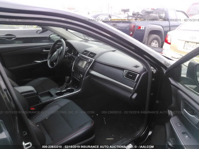 4T1BF1FK6HU750587 - 2017 TOYOTA CAMRY LE/XLE/SE/XSE BLACK photo 5