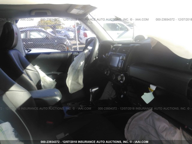 JTEBU5JR9J5595700 - 2018 TOYOTA 4RUNNER SR5 PREM/LTDL/TRAIL/TRD WHITE photo 5