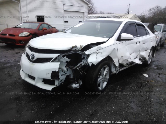 4T1BF1FK0CU533920 - 2012 TOYOTA CAMRY SE/LE/XLE WHITE photo 2