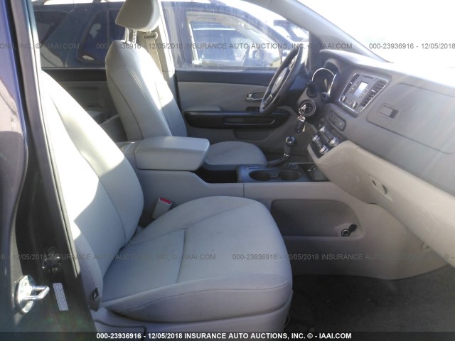 KNDMB5C15G6207276 - 2016 KIA SEDONA LX GRAY photo 5