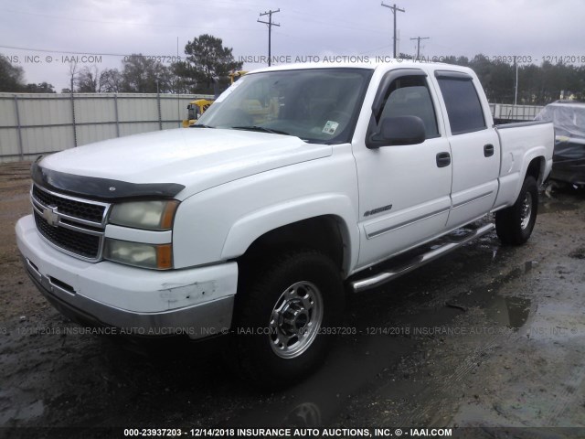 1GCHC23U26F169107 - 2006 CHEVROLET SILVERADO C2500 HEAVY DUTY WHITE photo 2