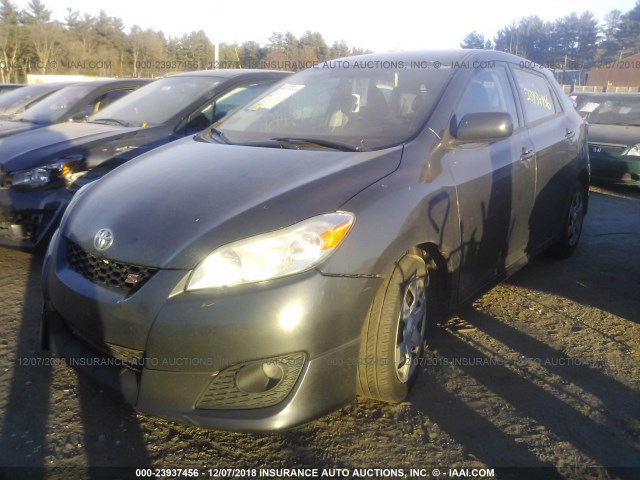 2T1KE40E69C020267 - 2009 TOYOTA COROLLA MATRIX S GRAY photo 2