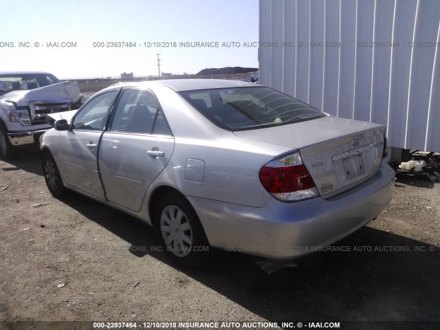 4T1BE32KX5U553065 - 2005 TOYOTA CAMRY LE/XLE/SE SILVER photo 3