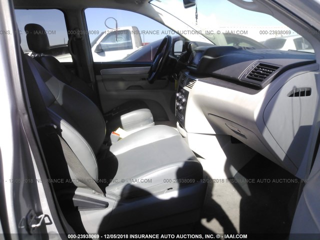 2V4RW3DGXBR740362 - 2011 VOLKSWAGEN ROUTAN SE SILVER photo 5