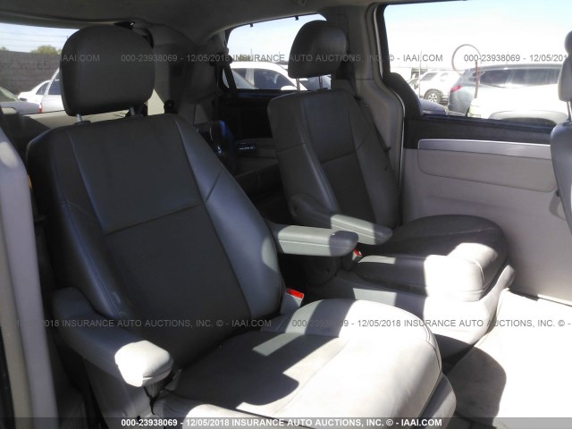 2V4RW3DGXBR740362 - 2011 VOLKSWAGEN ROUTAN SE SILVER photo 8