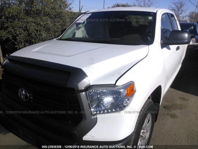 5TFRU5F14EX031694 - 2014 TOYOTA TUNDRA DOUBLE CAB SR/SR5 WHITE photo 2