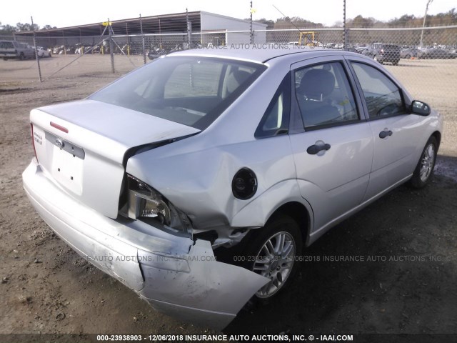 1FAHP34N57W326069 - 2007 FORD FOCUS ZX4/S/SE/SES GRAY photo 4