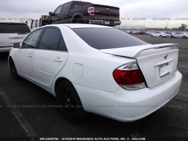 4T1BE32K05U384254 - 2005 TOYOTA CAMRY LE/XLE/SE WHITE photo 3