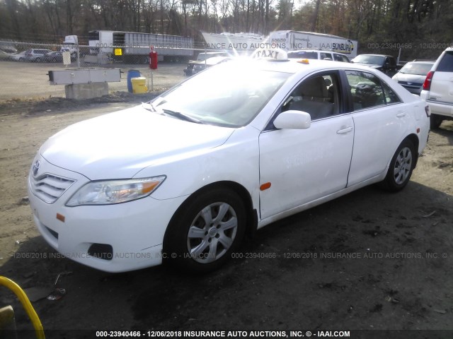 4T4BF3EK7BR166080 - 2011 TOYOTA CAMRY SE/LE/XLE WHITE photo 2