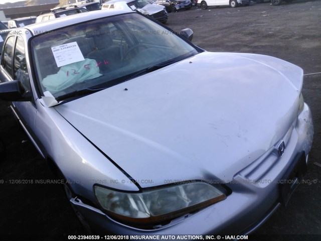 1HGCF86631A121219 - 2001 HONDA ACCORD VALUE SILVER photo 1