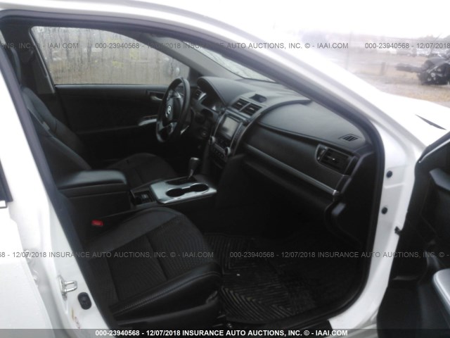 4T1BF1FKXDU670171 - 2013 TOYOTA CAMRY L/SE/LE/XLE 白色 照片 5