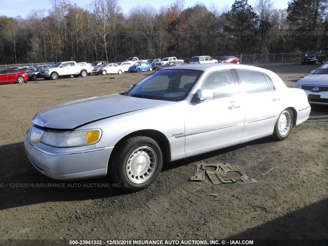 1LNHM81W3YY876191 - 2000 LINCOLN TOWN CAR EXECUTIVE SILVER photo 2